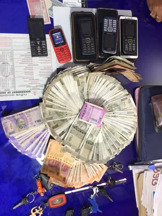 ସଟଡାଉନରେ ଜଙ୍ଗଲ ଭିତରେ ଖେଳୁଥିଲେ ଜୁଆ, ମାଡିବସିଲା ପୁଲିସ