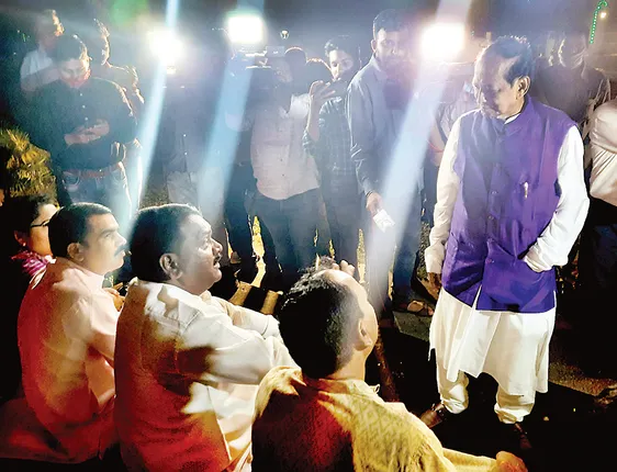 ବିଜେପିର ୩ ସଦସ୍ୟଙ୍କ ନିଲମ୍ବନକୁ ନେଇ ଗାନ୍ଧୀ ମୂର୍ତ୍ତି ତଳେ ରାତିସାରା ବସିଲେ ବିଜେପି ବିଧାୟକ