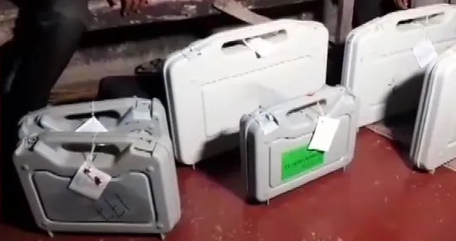 ତୃଣମୂଳ କଂଗ୍ରେସ ନେତାଙ୍କ ଘରୁ ମିଳିଲା ଇଭିଏମ, ଦାୟିତ୍ୱରେ ଥିବା ଅଫିସରଙ୍କୁ ନିଲମ୍ବନ କଲେ ନିର୍ବାଚନ କମିଶନ