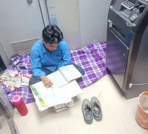 ଏଟିଏମ ମେସିନ ପାଖରେ ବସି ପାଠପଢ଼ୁଥିବା ସିକ୍ୟୁରିଟି ଗାର୍ଡକୁ ଦେଖି ଆଇଏଏସ ଦେଲେ ଏଭଳି ପ୍ରତିକ୍ରିୟା