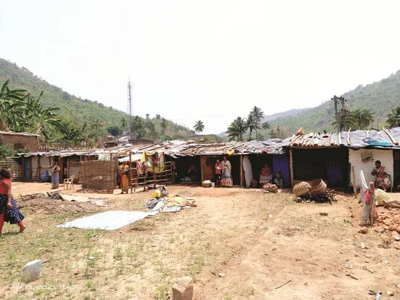 ବେସାହାରା ହୋଇଛନ୍ତି ଉଚ୍ଛେଦ ୧୪ ପରିବାର, ପଲିଥିନ୍‌ ଦେଇ କାମ ସାରିଦେଲା ପ୍ରଶାସନ