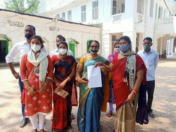 କୋଭିଡ ମହାମାରୀ ସମୟରେ ତିନି ମାସର ବକେୟା ଦରମା ପ୍ରଦାନ ଦାବୀ; ଘରୋଇ ସଂସ୍ଥାର ମନମୁଖୀ କାର୍ଯ୍ୟ ବିରୋଧରେ ଜିଲ୍ଲାପାଳଙ୍କୁ ଫେରାଦ