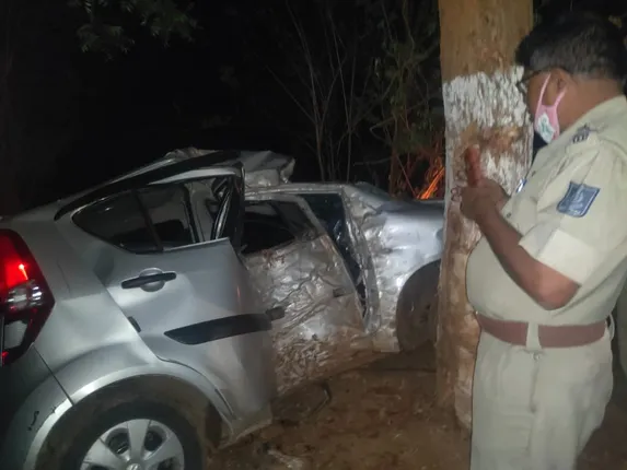 ଗଛରେ ପିଟିହେଲା କାର୍, ଚାଳକ ମୃତ