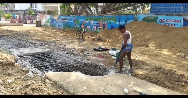 ଭଦ୍ରକ: ଡ୍ରେନ ନିର୍ମାଣ ପରେ ପୁଣି ଭଙ୍ଗାଯାଉଛି ଡ୍ରେନ୍ 