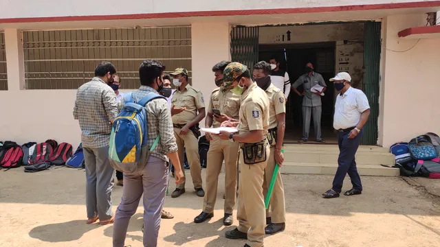 ଅନ୍‌ଲାଇନ୍‌ରେ ପରୀକ୍ଷା କରିବାକୁ ଦାବି:ପରୀକ୍ଷାର୍ଥୀଙ୍କ ଉତ୍ତର ଖାତାକୁ ଫୋଫାଡି ଦେଲେ ବିକ୍ଷୋଭକାରୀ