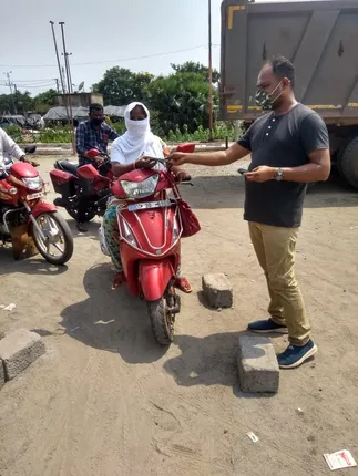 ସହର ସୁରକ୍ଷିତ ରହିବା ପାଇଁ ମାସ୍କ ବାଣ୍ଟିଲେ ବିନୋଦ: ନମସ୍କାର କରି ସମସ୍ତଙ୍କୁ ନେହୁରା ହେଲେ