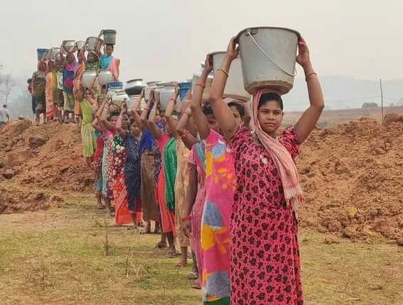 ଉତ୍କଟ ଜଳ ସମସ୍ୟା: ପାଣି ପାଇଁ ଯିବାକୁ ପଡୁଛି ୨ କିଲୋମିଟର ଦୂର ବାଟ