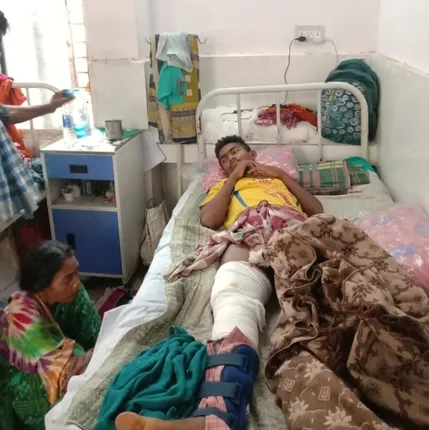 ବାଇକ ଦୁର୍ଘଟଣାରେ ବାପ ପୁଅ ଗୁରୁତର; ୧୦ ହଜାର ଟଂକା ସହଯୋଗ କଲେ ସ୍ବେଚ୍ଛାସେବୀ