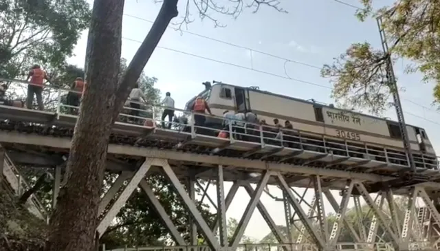 ରେଳ ଲାଇନ କାଟିଲେ ମାଓବାଦୀ ଅଳ୍ପକେ ବର୍ତ୍ତିଲେ ଶତାଧିକ ଯାତ୍ରୀ