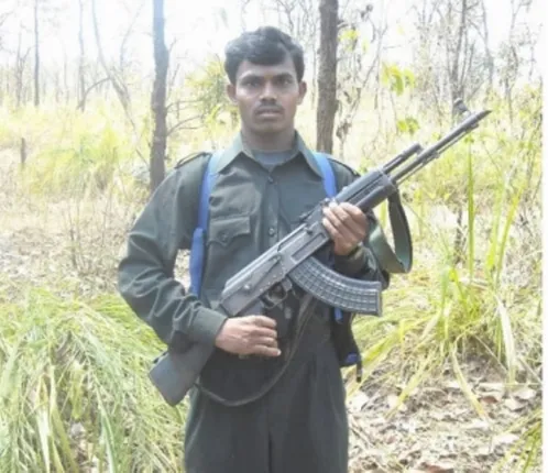 ବୋମା ବିସ୍ଫୋରଣରେ ମୃତ୍ୟୁବରଣ କରିଥିବା ନକ୍ସଲଙ୍କ ପ୍ରତିମୂର୍ତ୍ତି ସ୍ଥାପନ କଲେ ଗ୍ରାମବାସୀ