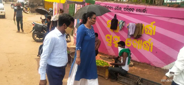 କୋଭିଡ୍ ଚିନ୍ତା: ଦୋକାନବଜାର ବୁଲି ସଚେତନ କରାଇଲେ ଅଧିକାରୀ