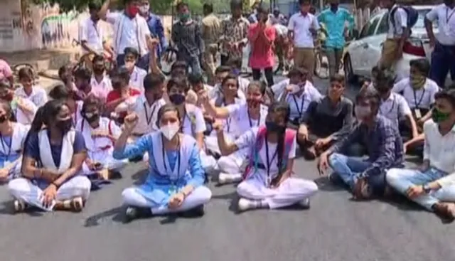 ନବୀନ ନିବାସ ସମ୍ମୁଖରେ ଛାତ୍ରଛାତ୍ରୀ: ପରୀକ୍ଷା ହେବ କି ନାହିଁ, ଦ୍ୱନ୍ଦ୍ୱ ଦୂର କରିବା ପାଇଁ ଦଶମ ଶ୍ରେଣୀ ଛାତ୍ରଛାତ୍ରୀଙ୍କ ଧାରଣା