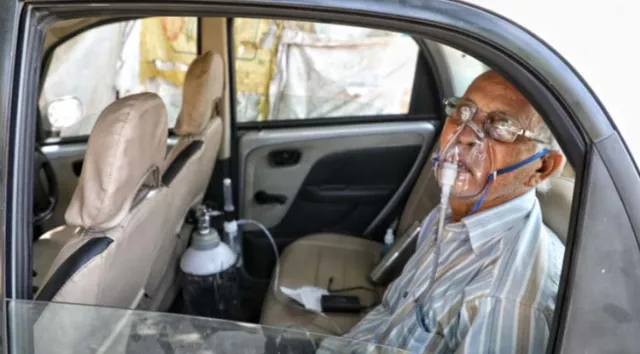 ଅକ୍ସିଜେନ ସିଲିଣ୍ଡର ଧରି ଚିକିତ୍ସା ପାଇଁ ନେହୁରା ହୋଇଥିଲେ ହେଁ କରୋନା ଆକ୍ରାନ୍ତଙ୍କୁ ହସ୍ପିଟାଲରେ ମିଳିଲା ନାହିଁ ଶଯ୍ୟା