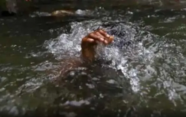 ଦୁଃଖଦ ଘଟଣା : ସ୍ବାମୀଙ୍କର କରୋନାରେ ମୃତ୍ୟୁ ହେବା ପରେ ଆତ୍ମହତ୍ୟା କଲା ସ୍ତ୍ରୀ, ମା’କୁ ଦେଖି ପାଣିକୁ ଡ଼େଇଁପଡ଼ିଲା କୁନି ପୁଅ