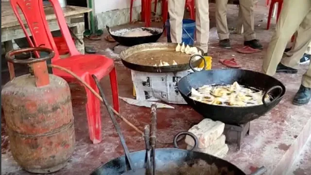 ଭୋଟରଙ୍କ ପାଇଁ ତିଆରି କରିଥିଲେ ୨କୁଇଣ୍ଟାଲ ଜିଲାପି  ଓ ଏକ ହଜାର ସିଙ୍ଗଡ଼ା, ଧରାପଡ଼ି ବନ୍ଧା ହେଲେ