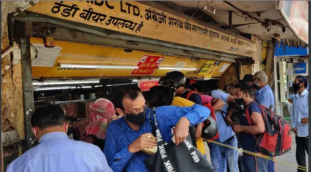 କର୍ଫ୍ୟୁ ଘୋଷଣା ହେବା କ୍ଷଣି କୋଭିଡ କଟକଣାକୁ ଫୁ କରି ମଦ ଦୋକାନ ସାମ୍ନାରେ ଭିଡ ଜମାଇଲେ ଲୋକେ