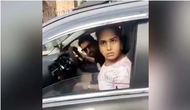 ମାସ୍କ ପିନ୍ଧି ନ ଥିବା ଦମ୍ପତିଙ୍କୁ ପୁଲିସ ଅଟକାଇବାରୁ ସ୍ବାମୀ-ସ୍ତ୍ରୀ ରାସ୍ତାରେ କଲେ ହାଇଭୋଲଟେଜ ଡ୍ରାମା