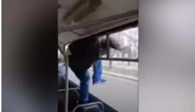 ଦେଖନ୍ତୁ କିପରି ଭଡ଼ା ଦେବା ଭୟରେ ଚଳନ୍ତା ଟ୍ରେନରୁ ଝରକା ଦେଇ ଡେଇଁ ପଡ଼ୁଛନ୍ତି ଯାତ୍ରୀ