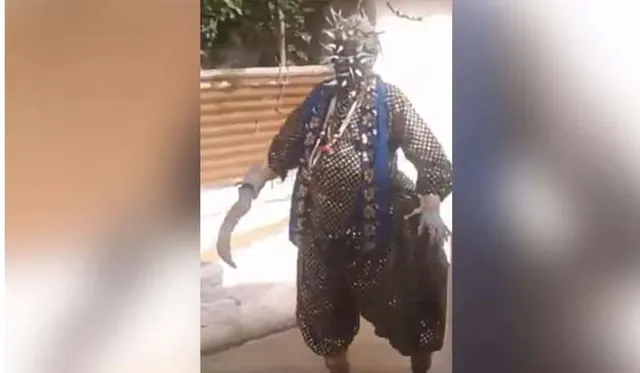 ହାତରେ ଖଣ୍ଡା ଧରି ରାସ୍ତାରେ ବୁଲୁଛି କରୋନାଭାଇରସ!