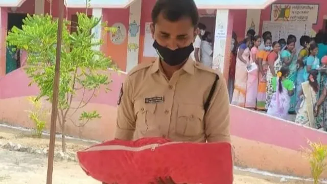 ମାଆ ଭୋଟ୍‌ ଦେଉଥିବା ବେଳେ ବାହାରେ ତାଙ୍କ ପିଲାର ଯତ୍ନ ନେଉଥିଲେ ପୁଲିସ୍‌ କନ୍‌ଷ୍ଟେବଲ୍, ଛୁଟିଲା ପ୍ରଶଂସାର ସୁଅ‌