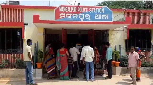 ଭାଇରାଲ୍‌ ହେଉଛି ଯୁବକଙ୍କ ଉନ୍ମତ୍ତ କାଣ୍ଡର ଭିଡିଓ, ଗାଁ ଦାଣ୍ଡରେ ଭୁଜାଲି ଧରି ମହିଳାଙ୍କୁ ଆକ୍ରମଣ ଉଦ୍ୟମ