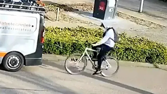 ମୋବାଇଲ ଦେଖି ସାଇକେଲ ଚଲାଇବା ଯୁବକଙ୍କୁ ମହଙ୍ଗା ପଡ଼ିଲା