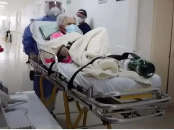 ୧୦୪ ବର୍ଷର ମହିଳା ଦୁଇଥର କରୋନାକୁ ହରାଇବା ପରେ ହସ୍ପିଟାଲ କର୍ମଚାରୀ ତାଳି ମାରି ଖୁସି ବ୍ୟକ୍ତକଲେ