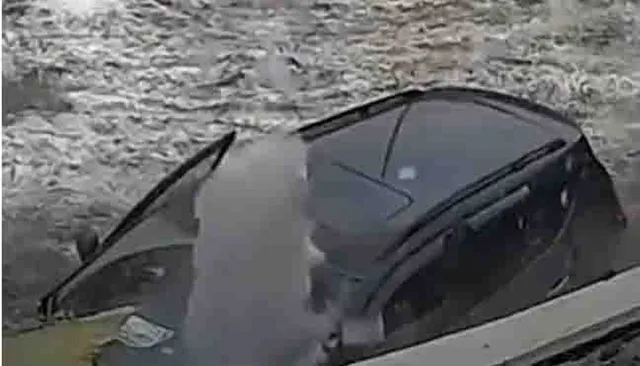 ଦମ୍ପତି କାର ଭିତରେ ବସିଥିବା ବେଳେ ହଠାତ ଉପରୁ ଖସିଲା ବରଫଖଣ୍ଡ