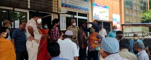 ଟିକାଦାନରେ ଅନିୟମିତତା ନେଇ ସିଡିଏ ସେକ୍ଟର-୭ ସହରାଞ୍ଚଳ ଗୋଷ୍ଠୀ ସ୍ବାସ୍ଥ୍ୟକେନ୍ଦ୍ରରେ ଉତ୍ତେଜନା