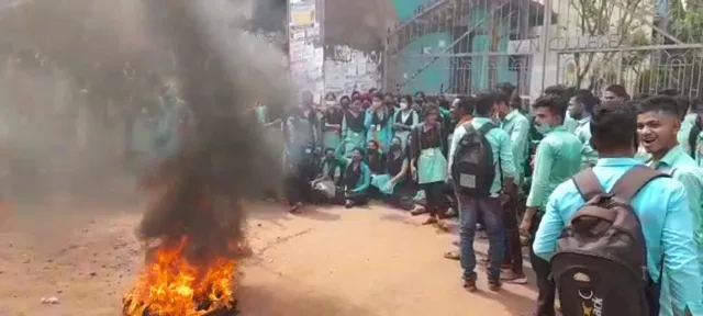 ଅଧ୍ୟକ୍ଷଙ୍କୁ ଘେରିଲେ, ଫାଟକରେ ତାଲା ପକାଇଲେ ଛାତ୍ରଛାତ୍ରୀ