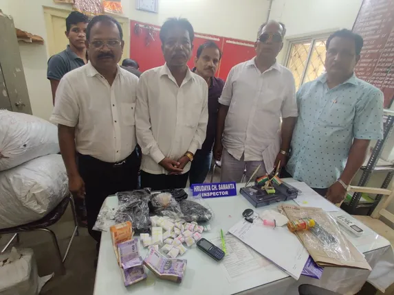 ୩.୯ କେଜି ଅଫିମ ଓ ୪୦ହଜାର ଟଙ୍କା ଜବତ, ସ୍କୁଟି ସହ ଅଭିଯୁକ୍ତ ଗିରଫ