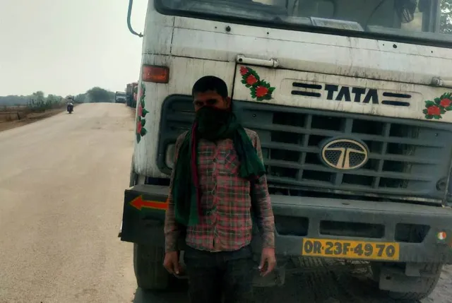 ଟପରିଆ ରାସ୍ତାରେ ସର୍ତ୍ତ ଉଲ୍ଲଂଘନରେ ଟ୍ରକ ପରିବହନ, ଏସପିଙ୍କ ନିର୍ଦ୍ଦେଶରେ ୬ଟି ଟ୍ରକକୁ ଦେଢ଼ ଲକ୍ଷ ଜରିମାନା