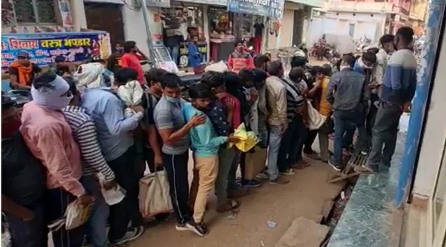 କରୋନା କଟକଣା ବେଳେ ଗୁଟଖା କିଣିବାକୁ ଲଗାଇଥିଲେ ଲମ୍ବା ଲାଇନ, ପୁଲିସ କଲା ଲାଠିଚାର୍ଜ