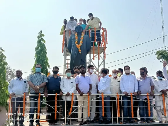 ବାଲେଶ୍ୱର: ବିଜୁ ପଟ୍ଟନାୟକଙ୍କ ଶ୍ରାଦ୍ଧଦିବସ ପାଳନ ଅବସର ବାଲେଶ୍ୱର ସହରରେ ଥିବା ବିଜୁବାବୁଙ୍କ ପ୍ରତିମୂର୍ତ୍ତିରେ ମାଲ୍ୟାର୍ପଣ