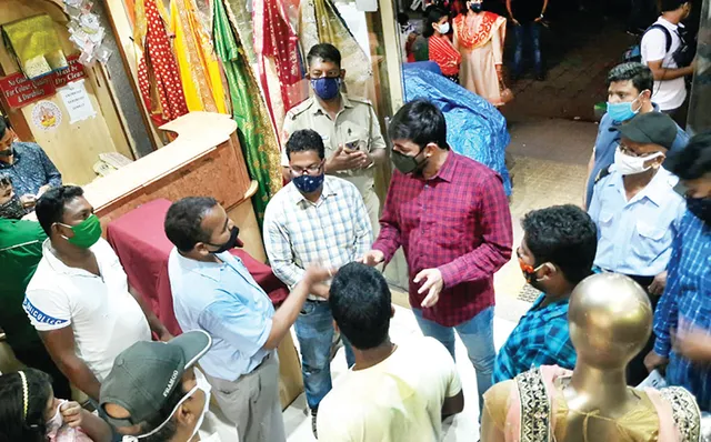 କୋଭିଡ୍‌ କଟକଣା ମାନୁନାହାନ୍ତି : ମାର୍କେଟ୍‌ ବିଲ୍‌ଡିଂରେ ଚଢ଼ଉ