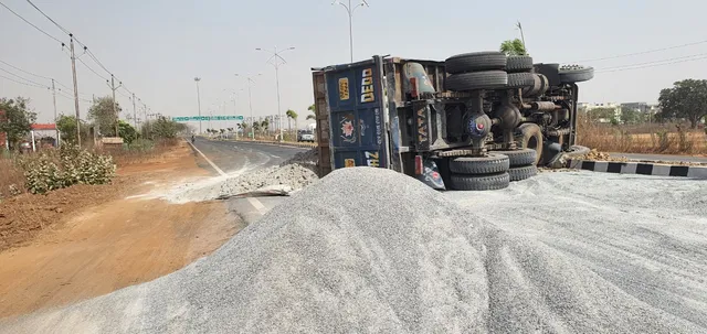 ରଗଡ଼ି: ନୂଆ ବାଇପାସ୍‌ ରାସ୍ତାରେ ଓଲଟିଲା ପାଉଁଶ ବୋଝେଇ ହାଇୱା