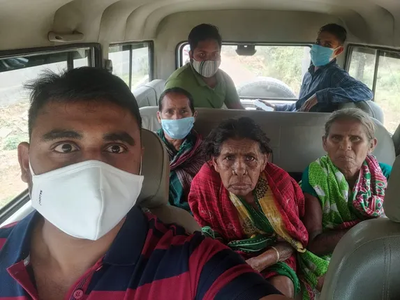 ଟିକାକରଣ ପାଇଁ ଅଫିସ ଗାଡ଼ିରେ ବୁଢ଼ାବୁଢ଼ୀଙ୍କୁ ବୋହିଲେ ନିର୍ବାହୀ ଅଧିକାରୀ