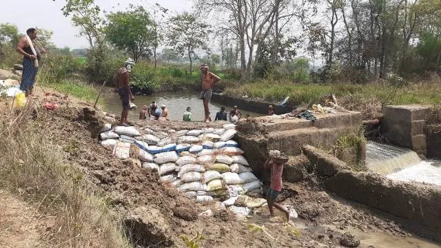 ନିର୍ମାଣର ୬ ବର୍ଷ ପରେ ଭାଙ୍ଗିଗଲା ଚେକ୍‌ଡ୍ୟାମ୍; ଶୁଣିଲାନି ବିଭାଗ, ଅସ୍ଥାୟୀ ମରାମତି କରି କାମ ଚଳାଉଛନ୍ତି ଚାଷୀ‌