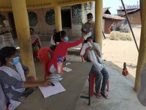 ‘ସମ୍ବାଦ’ ପ୍ରଭାବ: ଗାଁ ଗାଁରେ ଜ୍ୱର, କଦଳୀମୁଣ୍ଡା ପହଞ୍ଚିଲା ସ୍ୱାସ୍ଥ୍ୟ ବିଭାଗ ଟିମ୍‌, ପ୍ରାୟ ଶହେ ନମୁନା ସଂଗ୍ରହ