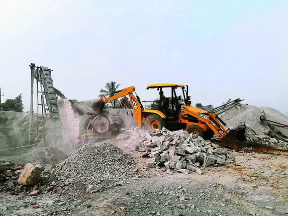 କ୍ରସର ଓ ବେଆଇନ ପଥର କ୍ବାରୀ ବନ୍ଦ ପାଇଁ ଜିଲ୍ଲାପାଳଙ୍କୁ ଦାବିପତ୍ର