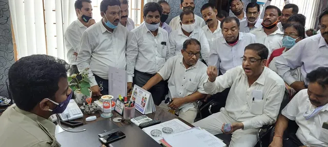 ମାସ୍କ ଚେକିଂ ଆଳରେ ପୁଲିସର ମାତ୍ରାଧିକ କାର୍ଯ୍ୟାନୁଷ୍ଠାନ ବିରୋଧରେ ଓକିଲ ସଂଘ ପକ୍ଷରୁ ଜିଲ୍ଲା ଆରକ୍ଷୀ ଅଧୀକ୍ଷକଙ୍କୁ ଘେରାଉ