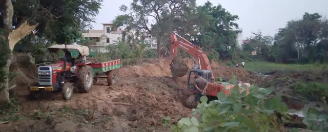 ପଙ୍କ ଉଦ୍ଧାର ନାଁରେ ଜାରକା ପୋଖରୀରୁ ମାଟି ଚାଲାଣ, ପ୍ରଶାସନ ତାଗିଦ୍‌ ପରେ କାମ ବନ୍ଦ