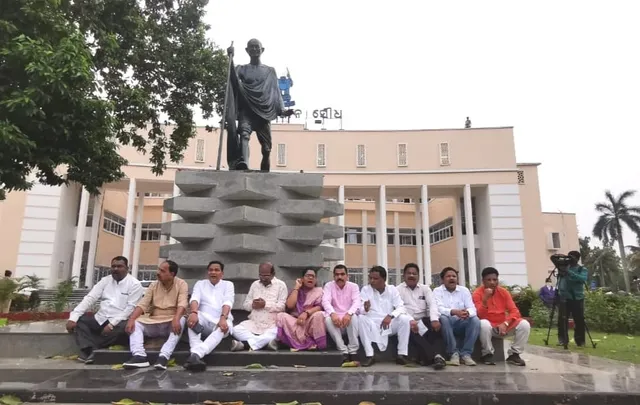 ବିଧାନସଭା ପରିସରରୁ ଧାରଣାରୁ ଉଠିଲେ ବିଜେପି ବିଧାୟକ, ବିଜେପି ସହପ୍ରଭାରୀ ବିଜୟପଲ ସିଂହ ତୋମାରଙ୍କ ଅନୁରୋଧ ପରେ ଉଠିଲେ