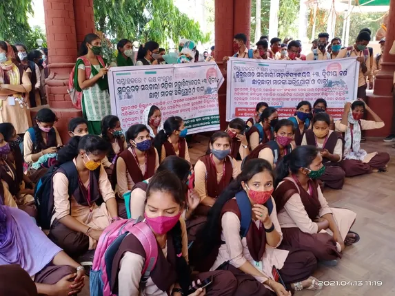 ଅନଲାଇନ ପରୀକ୍ଷା ଦାବିରେ ଜିଲ୍ଲାପାଳଙ୍କ କାର୍ଯ୍ୟାଳୟ ସମ୍ମୁଖରେ ଧାରଣା ଦେଲେ ଛାତ୍ରଛାତ୍ରୀ