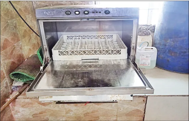 ଆହାର କେନ୍ଦ୍ରର ଡିସ୍‌ ୱାସର୍‌ ଅଚଳ, ହାତରେ ଧୁଆ ହେଉଛି ଥାଳି