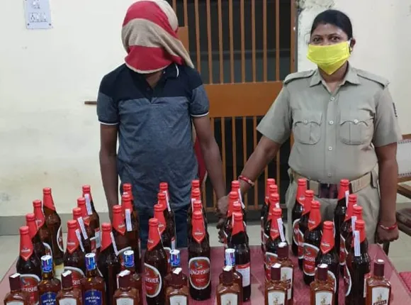 ଦୁଇ ପେଟି ବିଦେଶୀ ମଦ, ସ୍କୁଟି ଜବତ: ବେପାରୀ ଗିରଫ