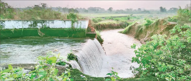 ଭୁଶୁଡ଼ିଲା ଦୟାୱେଷ୍ଟ୍‌ କେନାଲ ବନ୍ଧ, ନିମ୍ନମାନର କାମ ଯୋଗୁଁ ୧୦୦ ଫୁଟ୍‌ର ଘାଇ