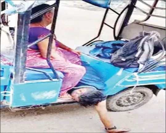 କୋଭିଡ୍‌  ଦୁଃଖ, ଚିକିତ୍ସା ନପାଇ ପୁଅ ମୃତ, ରିକ୍ସାରେ ଶବକୁ ବୋହିଲେ ମାଆ