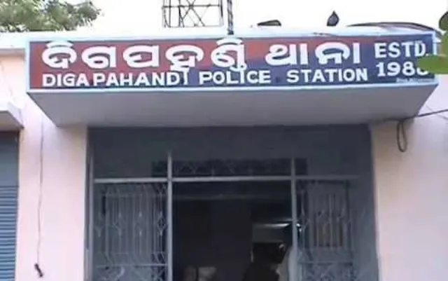 ପୈତୃକ ସମ୍ପତ୍ତିକୁ ନେଇ ରକ୍ତରଞ୍ଜିତ ହେଲା ଦିଗପହଣ୍ଡି ଉପନିବନ୍ଧକଙ୍କ କାର୍ଯ୍ୟଳୟ : ଜ୍ବାଇଁଙ୍କ ସମେତ ଦୁଇ ଭଉଣୀ ଗୁରୁତର