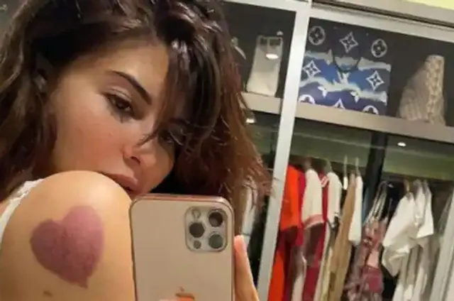 ହାର୍ଟ-ସେପ୍ ଟାଟୁ ଦେଖାଇଲେ ଜ୍ୟାକଲିନ୍